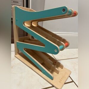 Lovevery car ramp with 2 cars